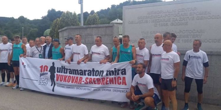 Ultramaratonci iz Vukovara stigli u Potočare: Poruka mira i sjećanja na nevine žrtve