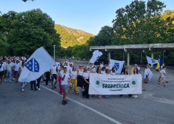 STOLAC: Održana mirna šetnja  i trka u bijelom – “Bijela boja, tišina i dostojanstvo”