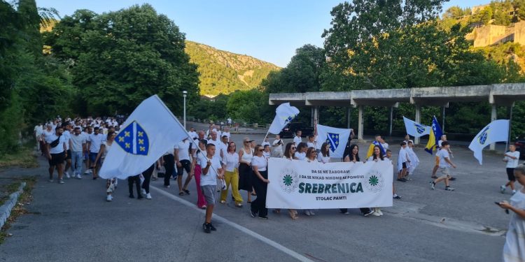 STOLAC: Održana mirna šetnja  i trka u bijelom – “Bijela boja, tišina i dostojanstvo”