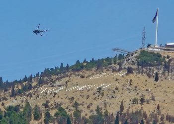 Helikopter Oružanih snaga BiH uključen u gašenje požara iznad Mostara
