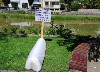 UMJETNIČKI PERFORMANS ISPRED GRADSKE UPRAVE STOLAC: “PRAZAN TABUT – PUNA PORUKA
