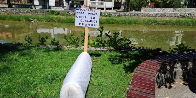 UMJETNIČKI PERFORMANS ISPRED GRADSKE UPRAVE STOLAC: “PRAZAN TABUT – PUNA PORUKA
