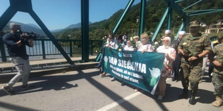 U znak sjećanja na žrtve Foče sa Karlovog mosta u Drinu spuštene ruže