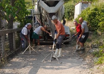Povratnici u Dabrici vlastitim snagama i uz pomoć donatora betoniraju put do svojih kuća