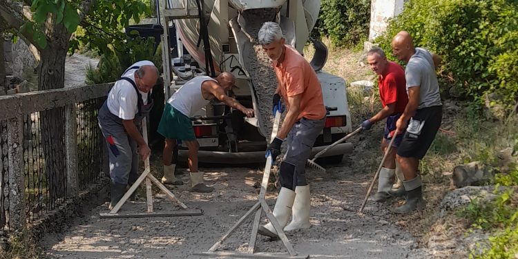 Povratnici u Dabrici vlastitim snagama i uz pomoć donatora betoniraju put do svojih kuća