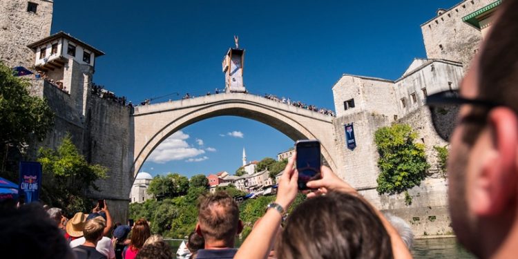 RED BULL CLIFF DIVING: Danas odlučujuća runda skokova u Mostaru