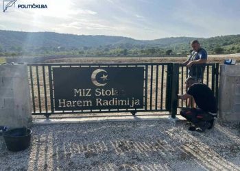 STOLAC: POSTAVLJENE KAPIJE NA NOVOM MEZARJU U RADIMLJI