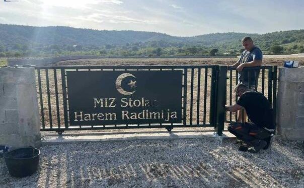 STOLAC: POSTAVLJENE KAPIJE NA NOVOM MEZARJU U RADIMLJI