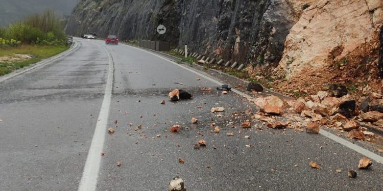 BiHAMK: Uslovi za vožnju otežani, upozorenje na rupe i odrone