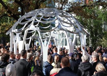 U Beču otkriven spomenik “Cvijet Srebrenice” ispred zgrade UN-a