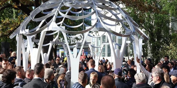 U Beču otkriven spomenik “Cvijet Srebrenice” ispred zgrade UN-a