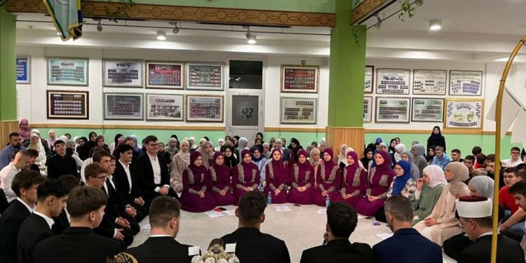 Maturanti Karađoz-begove medrese na umri: Historijsko putovanje cijele generacije