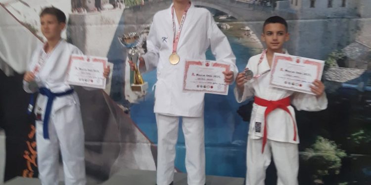 PET MEDALJA ZA KARATE KLUB BREGAVA NA MEĐUNARODNOM TURNIRU „MOSTAR OPEN 2025“