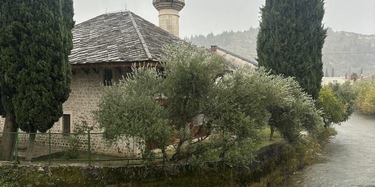 Narančasto upozorenje FHMZ-a: Hercegovinu sutra čekaju obilne kiše i olujni udari juga