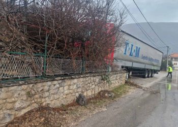 Teretno vozilo sletjelo s ceste u ulici S. S. Kranjčevića: Građani godinama upozoravaju na opasnu dionicu