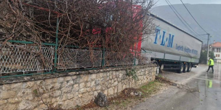 Teretno vozilo sletjelo s ceste u ulici S. S. Kranjčevića: Građani godinama upozoravaju na opasnu dionicu