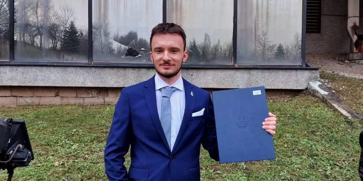 Almin Pehilj stekao zvanje Bachelor politologije