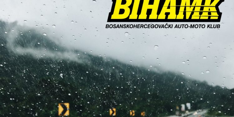 Kolovoz mokar, uslovi za vožnju pretežno dobri