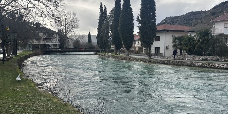 U naredna tri dana pretežno oblačno vrijeme s kišom