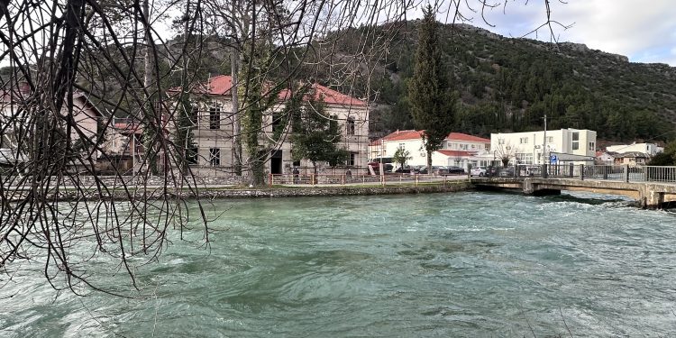 Umjereno do pretežno oblačno uz slab snijeg u Bosni, sunčanije u Hercegovini