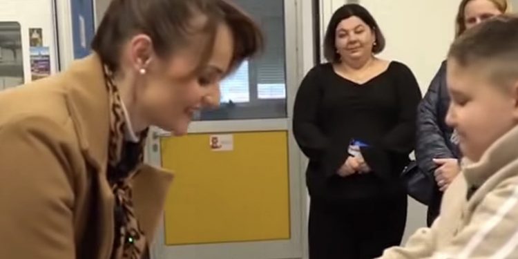 Darivanje dječaka s pedijatrije u Mostaru: Humanost Aldijane Šuta
