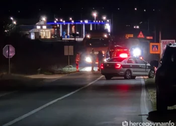 TEŠKA SAOBRAĆAJNA NESREĆA U BOBANOVOM NASELJU: AUTOMOBIL SLETIO S CESTE I OBORIO STUB, JEDNA OSOBA POVRIJEĐENA