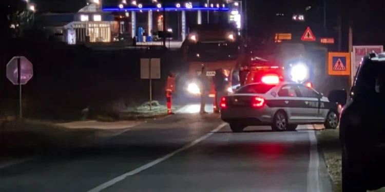 TEŠKA SAOBRAĆAJNA NESREĆA U BOBANOVOM NASELJU: AUTOMOBIL SLETIO S CESTE I OBORIO STUB, JEDNA OSOBA POVRIJEĐENA