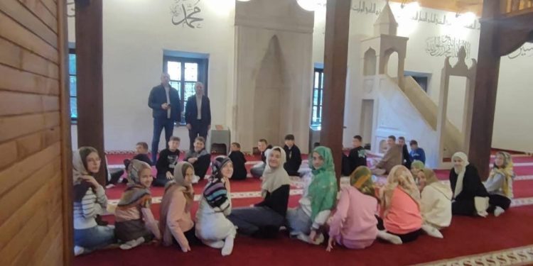 Susret učenika Prve osnovne škole Stolac s hafizom iz Turske u okviru nastave Islamske vjeronauke