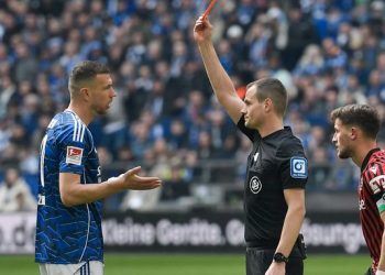 Edin Džeko suspendovan: Evo koliko će pauzirati nakon crvenog kartona