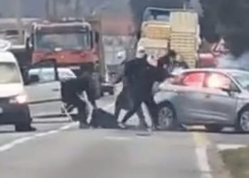 Haos na ulazu u Mostar: Maskirani napadači palicama i bakljama uništili vozilo