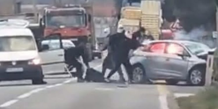 Haos na ulazu u Mostar: Maskirani napadači palicama i bakljama uništili vozilo