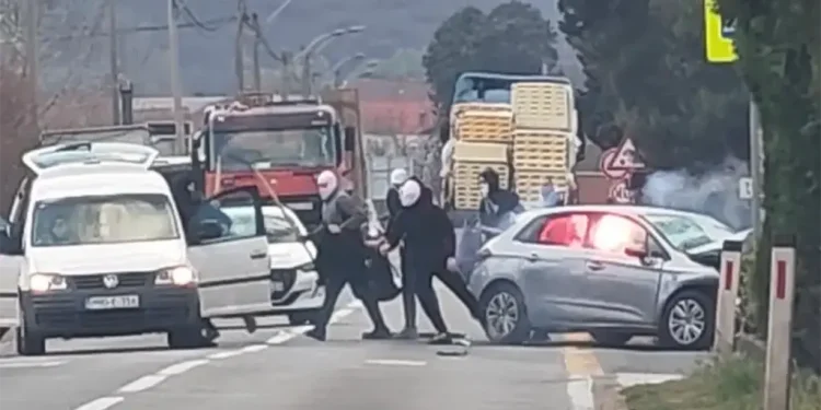 Otkriven identitet uhapšenog huligana koji je napao navijače Veleža. Traga se i za braćom iz Bijelog Polja