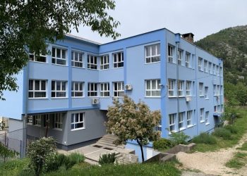 Dojava o bombi u Srednjoj školi Stolac: Učenici evakuisani, nastava obustavljena