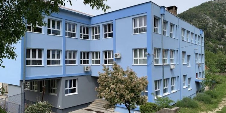 Dojava o bombi u Srednjoj školi Stolac: Učenici evakuisani, nastava obustavljena