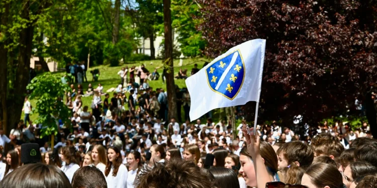Brojni učenici osnovnih i srednjih škola odali počast ubijenoj djeci opkoljenog Sarajeva: “Najveća rana grada”