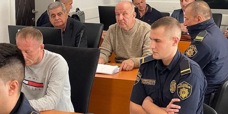 Tuzlanski policajci optuženi za navođenje maloljetnica na prostituciju u utorak izlaze pred sud