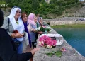 U Višegradu obilježene 34 godine od zločina nad Bošnjacima: Tri hiljade ruža spušteno u Drinu