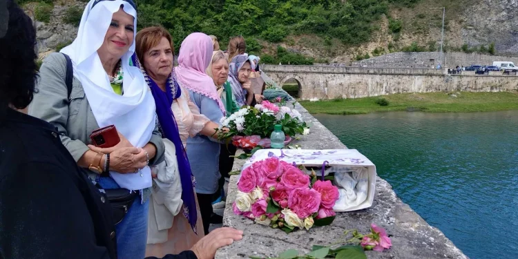 U Višegradu obilježene 34 godine od zločina nad Bošnjacima: Tri hiljade ruža spušteno u Drinu