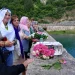 U Višegradu obilježene 34 godine od zločina nad Bošnjacima: Tri hiljade ruža spušteno u Drinu