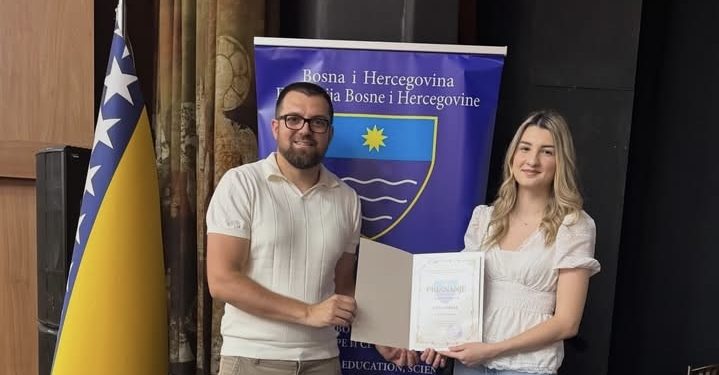 Lana Pirija među najboljim učenicima HNK: u Mostaru preuzela priznanje kao učenica generacije