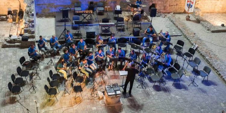 Zvuci koji ostavljaju trag: Gradski orkestar Stolac oduševio publiku u Stonu