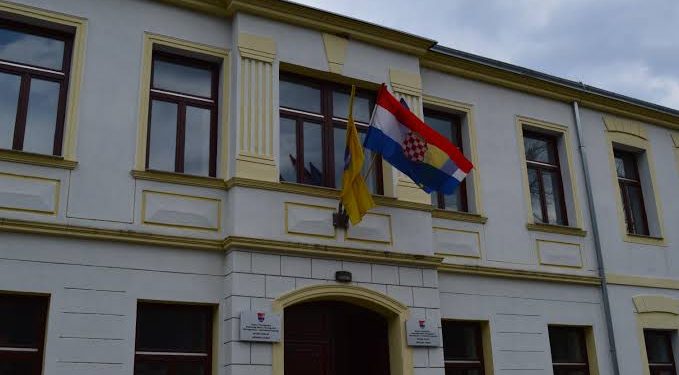 GRAD STOLAC NALAŽE UKLANJANJE ZASTAVA: HOĆE LI PROPISI VAŽITI ZA SVE?