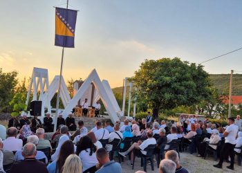 Brojni građani odali počast šehidima i civilnim žrtvama Orašlja i Rotimlje