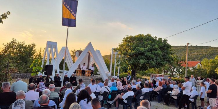 Brojni građani odali počast šehidima i civilnim žrtvama Orašlja i Rotimlje