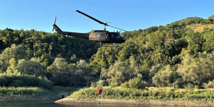 Helikopter OS BiH i danas gasi požar u području Trebinja