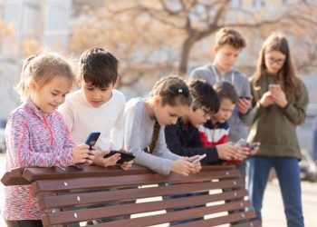 TELEFONI NAM ODGAJAJU DJECU: RODITELJI, VRIJEME JE DA PREUZMEMO ODGOVORNOST