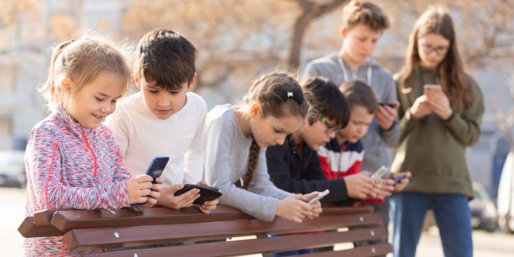 TELEFONI NAM ODGAJAJU DJECU: RODITELJI, VRIJEME JE DA PREUZMEMO ODGOVORNOST
