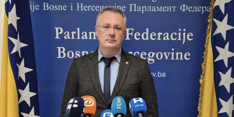 Kajan osudio isticanje ustaškog pozdrava na Starom mostu: „Dosta je veličanja ustaštva i ponižavanja žrtava“