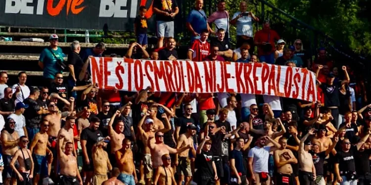 Fukare istakle parolu posvećenu monstrumu Ratku Mladiću: “Nešto smrdi, da nije krepalo šta?”