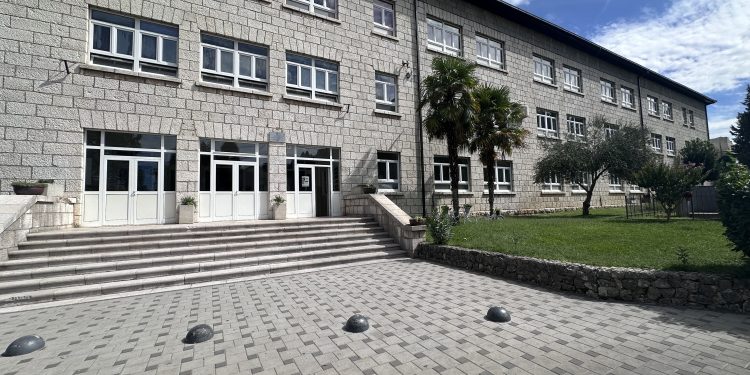 INCIDENT U PRVOJ OSNOVNOJ ŠKOLI STOLAC: GRUPA RODITELJA UŠLA U ŠKOLU, VERBALNO NAPALA DIREKTORA I ZAPOSLENE I SNIMALA DOGAĐAJ
